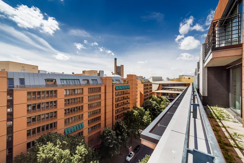 Traumhafter Weitblick über den Dächern Berlins – Dachgeschoss-Maisonette mit zwei Panorama-Balkonen! — photo 1